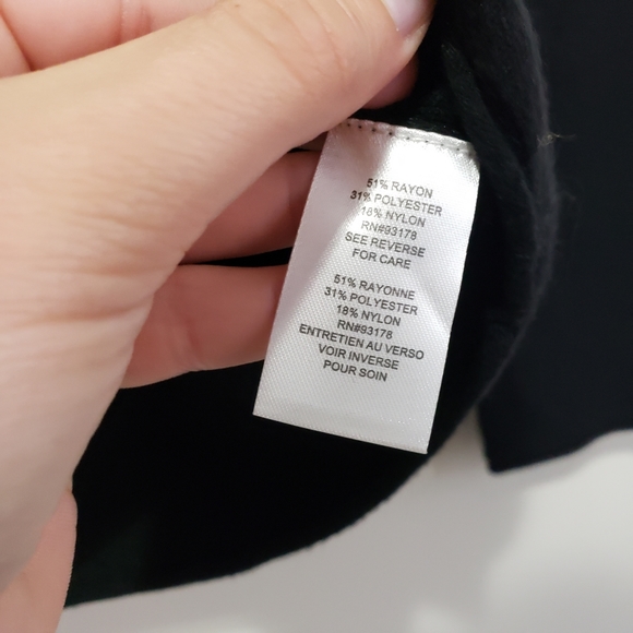 Tahari v-neck soft knit sweater roll hem black M - Picture 2 of 4